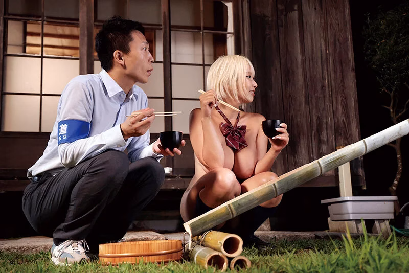 全裸通学の村 平然と学生生活を謳歌する一人の女子生徒を丸裸にするべく、記者として僕は密着した。 乙アリス