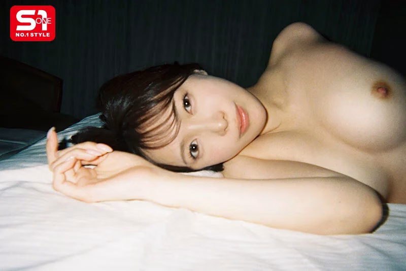 顔も性格もセックスも巨乳ニットもパツパツのジーンズに隠れたお尻も全てが最高のスタイル抜群の骨格ウェーブふんわり柔らか曲線美の俺だけの愛人を早く脱がせてそのカラダを独り占めして一晩中ひたすらにハメまくりたい。 鈴木希